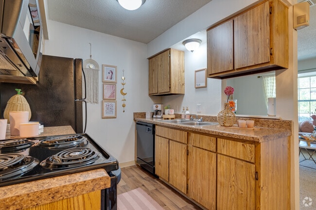 1BR, 1BA- 800SF - The Greens Of Bedford