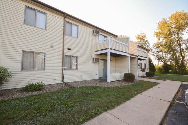 Main floor 2br condo steps from the Dougla... - Main floor 2br condo steps from the Dougla...