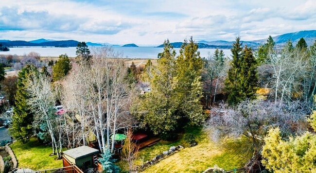 Photo - 3 Bdrm, 3 Bath home in Lynnewood with Gourmet Kitchen, 3 miles to Sky Lakes Medical Ctr and OIT