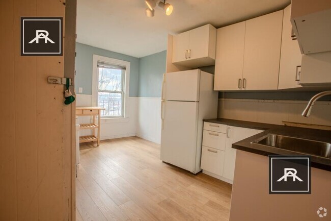 Building Photo - 2 bedroom in Boston MA 02127 Unit 3 Rental