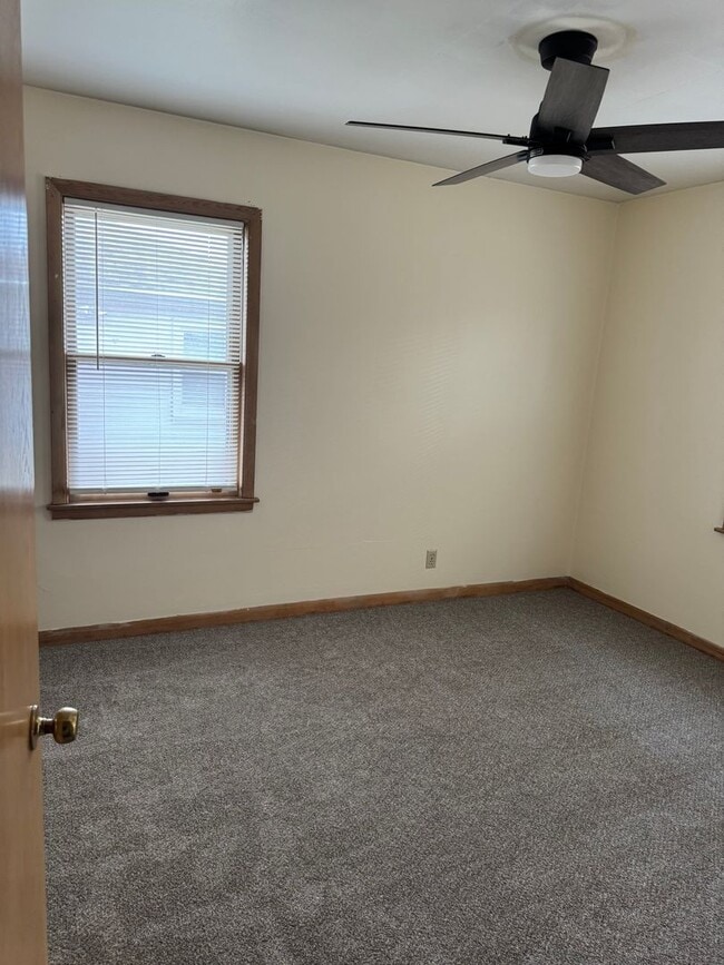 Photo - Newly Renovated 3-Bedroom Upper Flat Near ... Unit 815-Lower