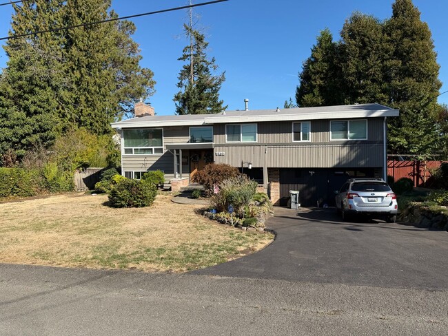 Building Photo - Top Floor Unit in Tastefully Updated Home!