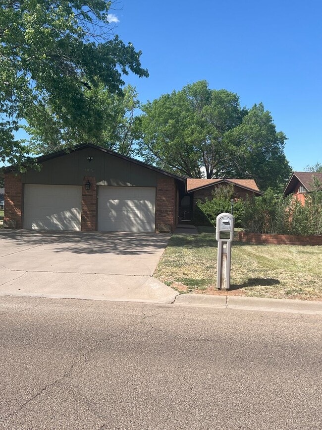 Building Photo - 1800 Colonial Pkwy