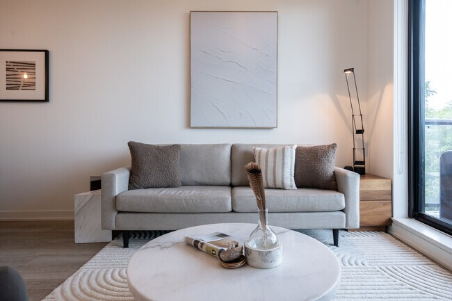 Photo - 2118 Bloor St W