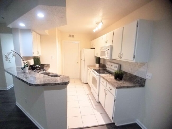 Photo - For Rent Beautiful 1/1 w covered GARAGE Condo @ Crest close to UCF and Valencia College !!! Unit 1232