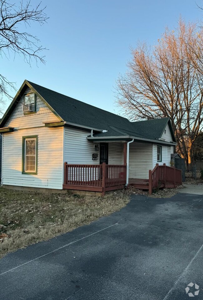 Building Photo - 3 Bedroom/1 bath house