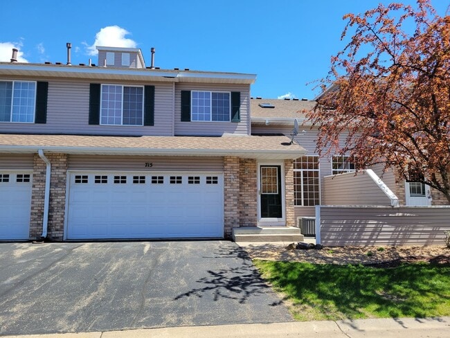 Building Photo - 2 Bedroom Townhouse