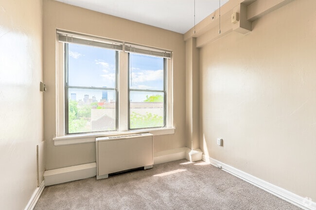 1BD, 1BA - 600SF - Highrise - Bedroom