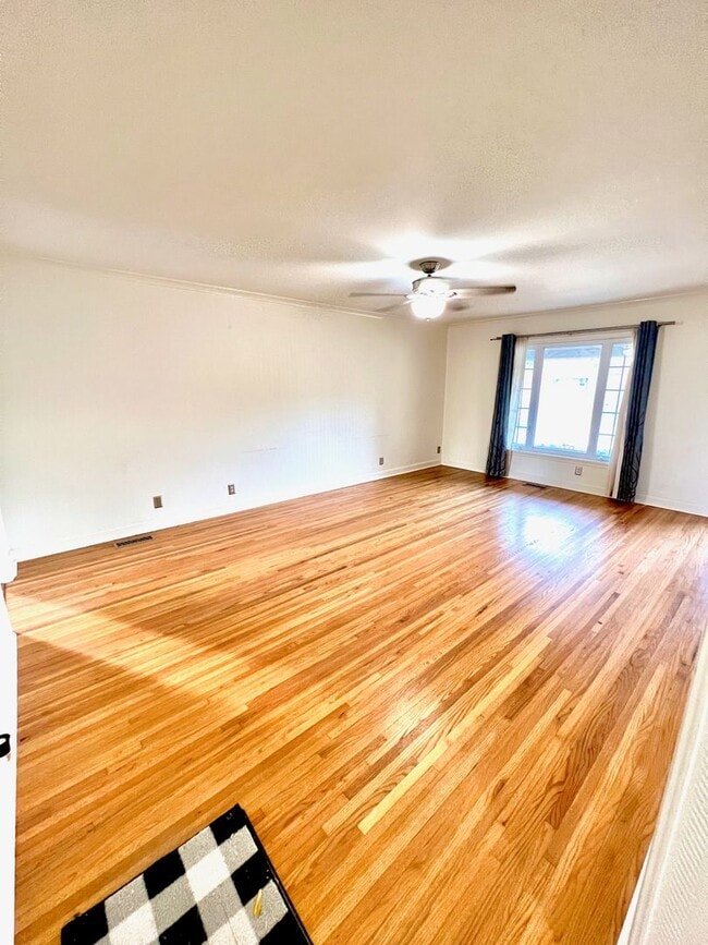 Photo - Brookside Bungalow Close to shopping, Riverside trails, & Gathering Place!