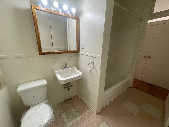 Photo - 2731 St Paul St Unidad # 2F