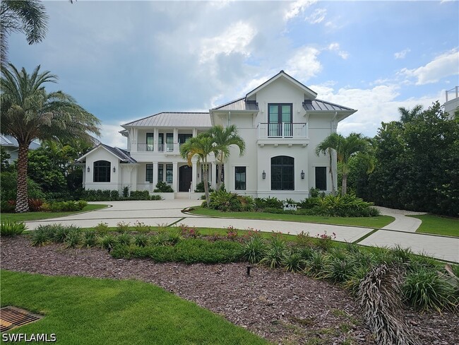 Building Photo - 637 Palm Cir W