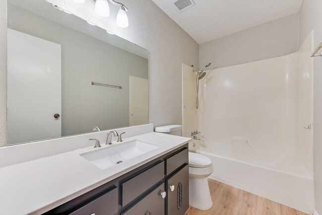 Photo - 1728 W Sanford St Unidad J