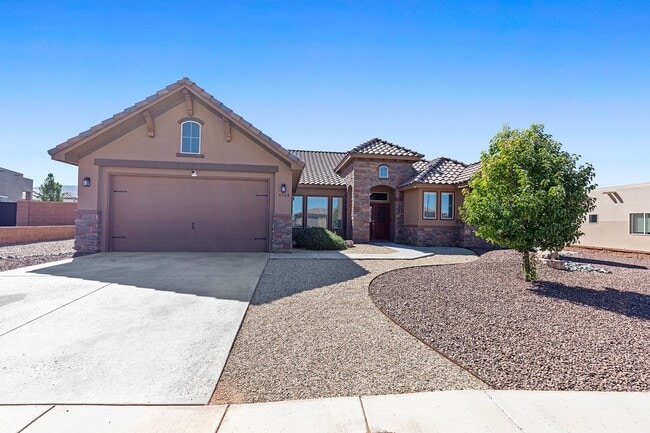 Building Photo - Beautiful 4 Bedroom 3 Bathroom Home!