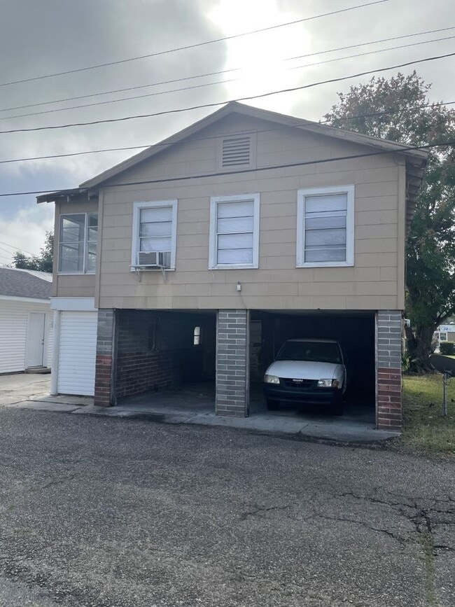 Building Photo - 609 Jefferson Blvd Unit B