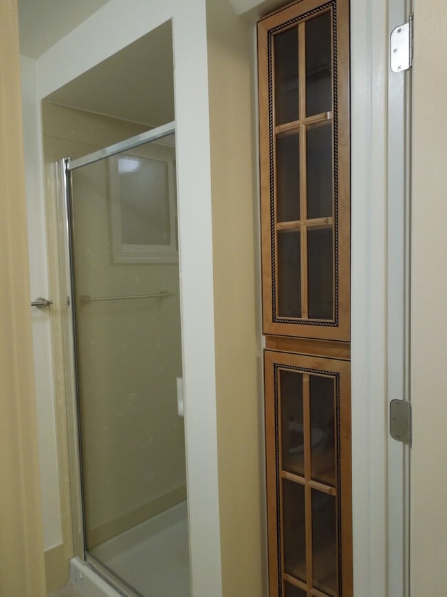 Building Photo - 250 Allen Dr Unit San Bruno lower