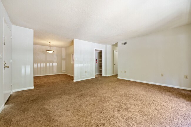 Photo - 3 bedroom, 2 bath in Bolinwood!