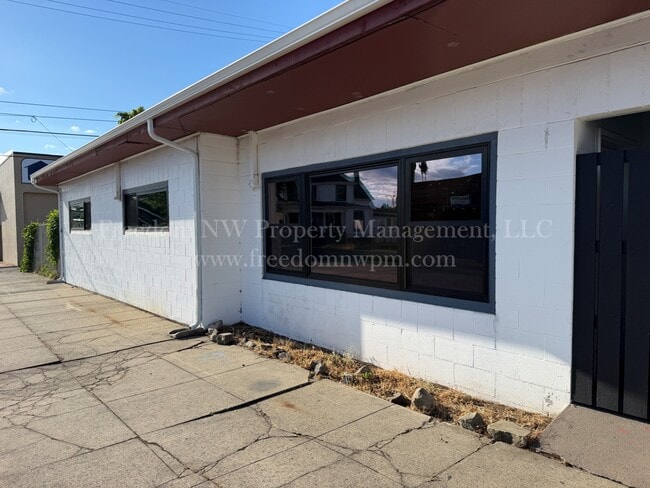Photo - 105 W Walnut St