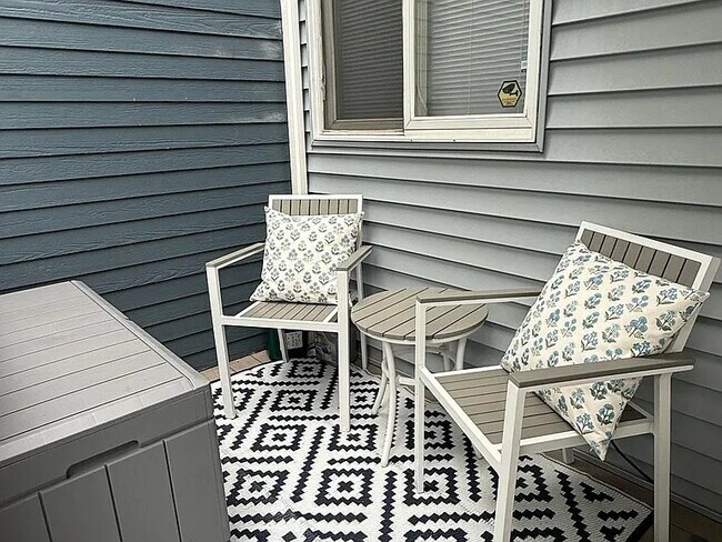 Photo - 595 Putnam Ave