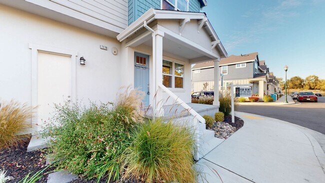 Building Photo - Beautiful 3 Bedroom 3 Full bath with 1 Car... Rental
