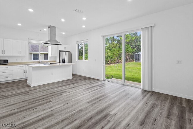 Photo - 719 Little Rock St E