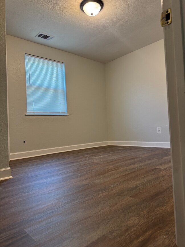 1er dormitorio - 505 Davis Ave Unidad C