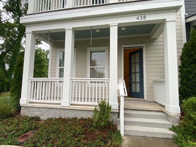 Building Photo - 3 Bedroom 2.5 bath Townhome with Luxury Finishes in Franklin