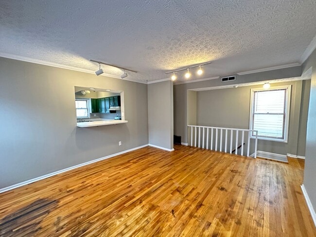 Photo - Summit St 814-816 MLR Unit 816