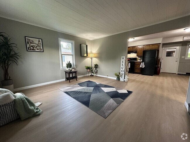 Building Photo - Renovated 2 bed, 1 bath home for rent in W...