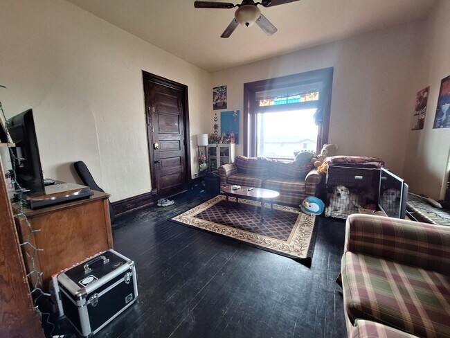 Photo - Large 3 Bedroom Open August Unit 531 W 4th St - 1