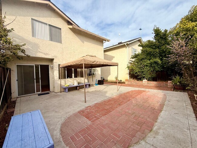 Photo - Beautiful Home With Large Yard & 2 Car Garage