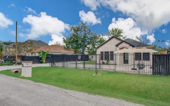 Photo - 8040 Howton St