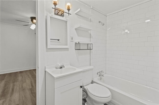 Photo - 802 Collins St