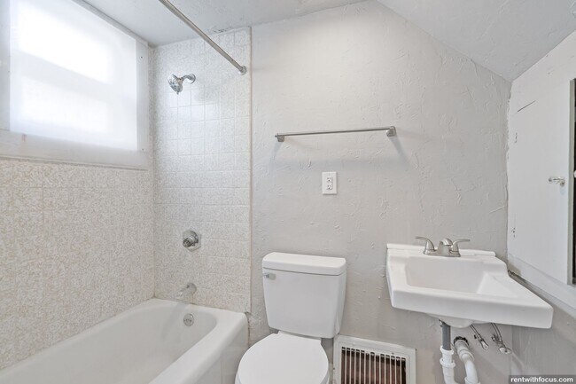 Photo - 79/81 East 13th St. Unidad 81