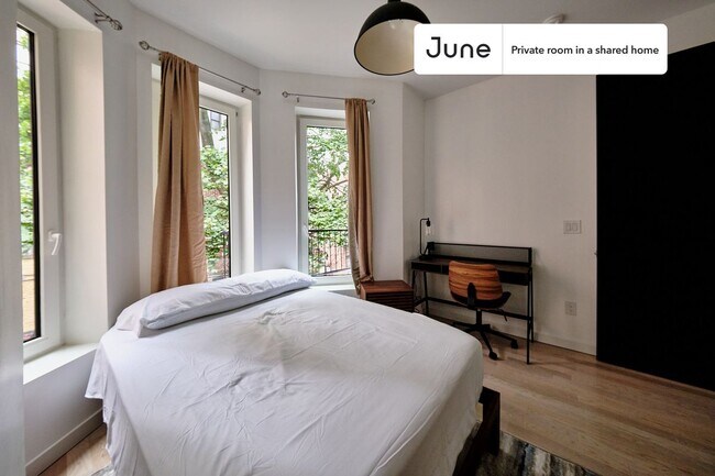 Room in Shared 4 bed/4 bath home in Ditmas Park