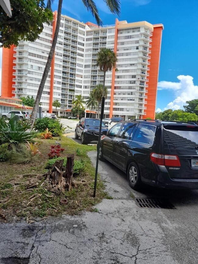 Building Photo - 1301 NE Miami Gardens Dr Unit 804W Rental