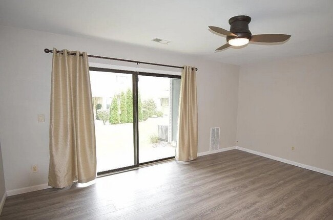 Building Photo - 2013 Bayhead Dr