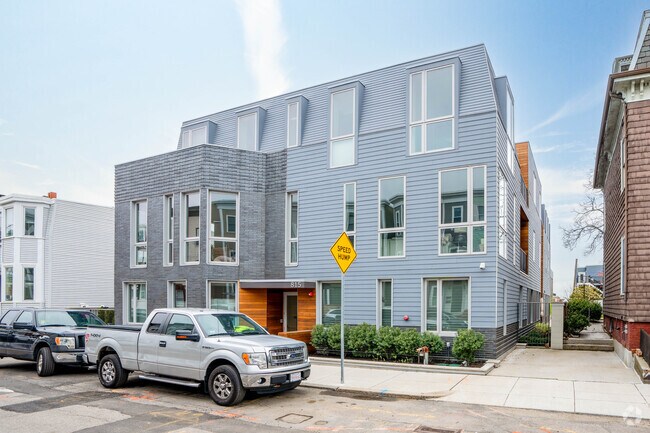 La 815 E 5th Street se encuentra en el sur de Boston. - 815 E 5th St