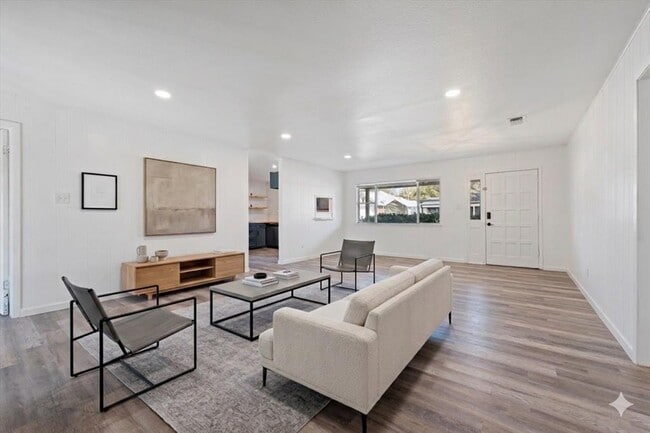 Building Photo - 1106 Hackberry Dr