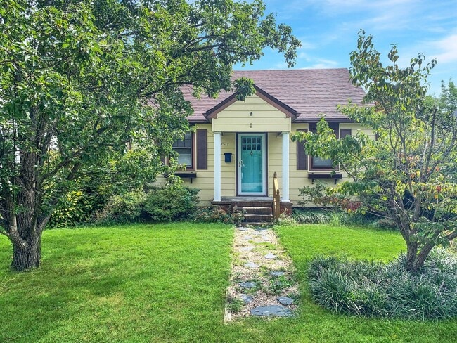 Building Photo - Charming 2 Bed/1 Bath Bungalow in Lakeside!