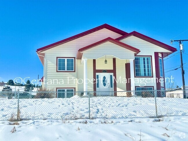 Building Photo - Beautiful home on the outskirts of town!