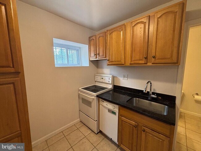 Photo - 600 Keefer Pl NW