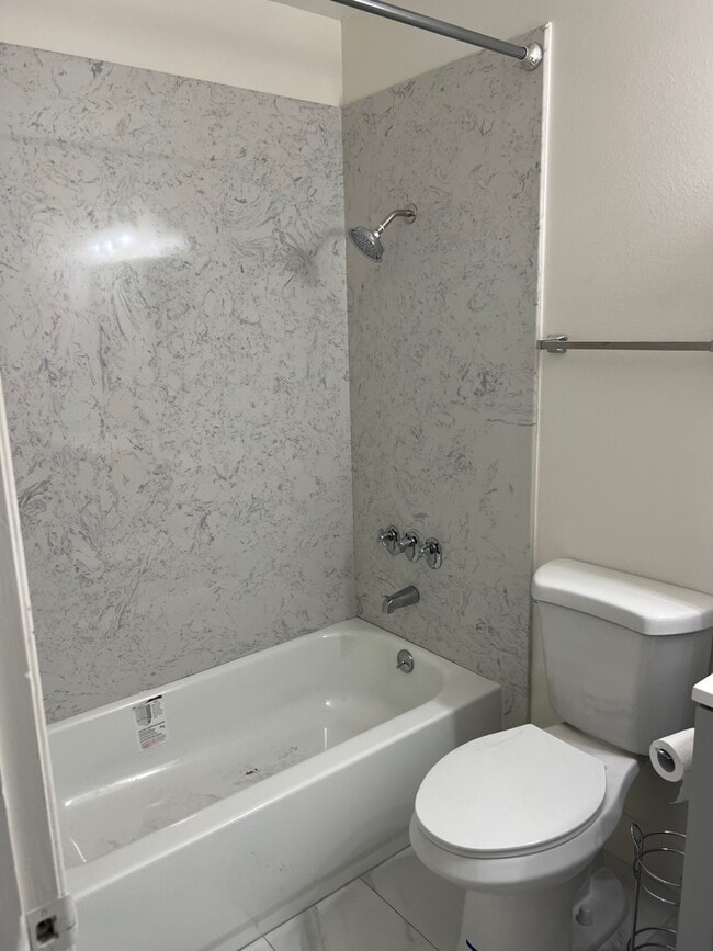 Baño actualizado_cubre bañera de granito - River Park Vista Apartments