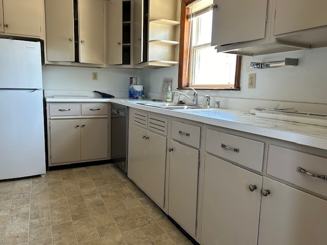 Kitchen includes dishwasher, fridge, microwave, stove, garbage disposal. - 101B N Mill St Apartamentos Unidad 401B