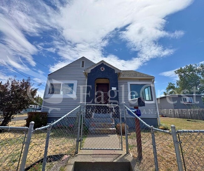 Charming 2-Bedroom Home with Modern Finishes & Open Yard