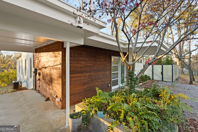 Building Photo - 935 Custer Ave SE