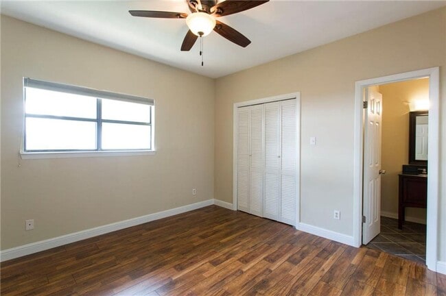 Building Photo - Great Two bedroom One Bath Unit 104