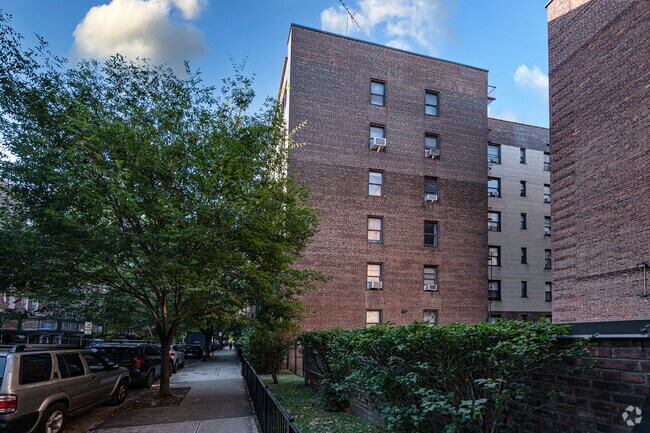 Photo - Colonial Court