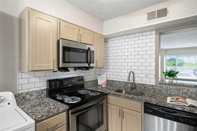 Building Photo - 5675 Roswell Rd NE Unit J