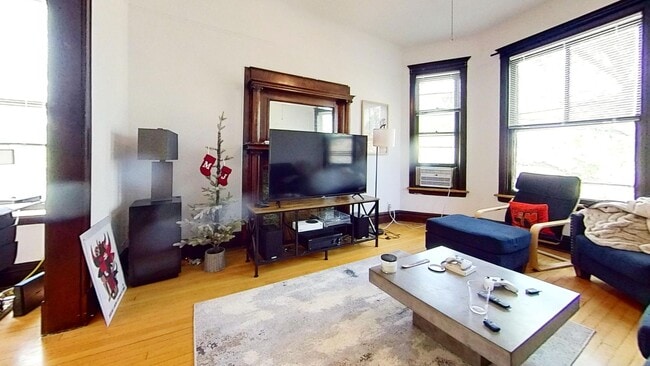 Photo - Top Floor Wrigleyville Two Bed Includes Heat Unit 1017 3