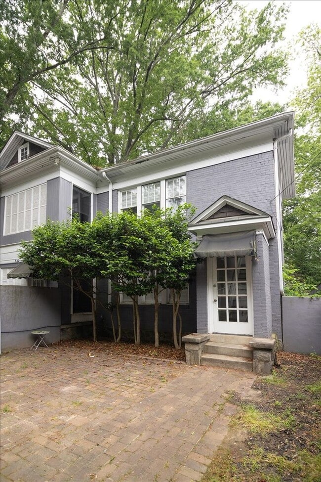 Building Photo - Very Spacious 2/2 Unit in the Heart of Midtown and Walking Distance to Piedmont Park!